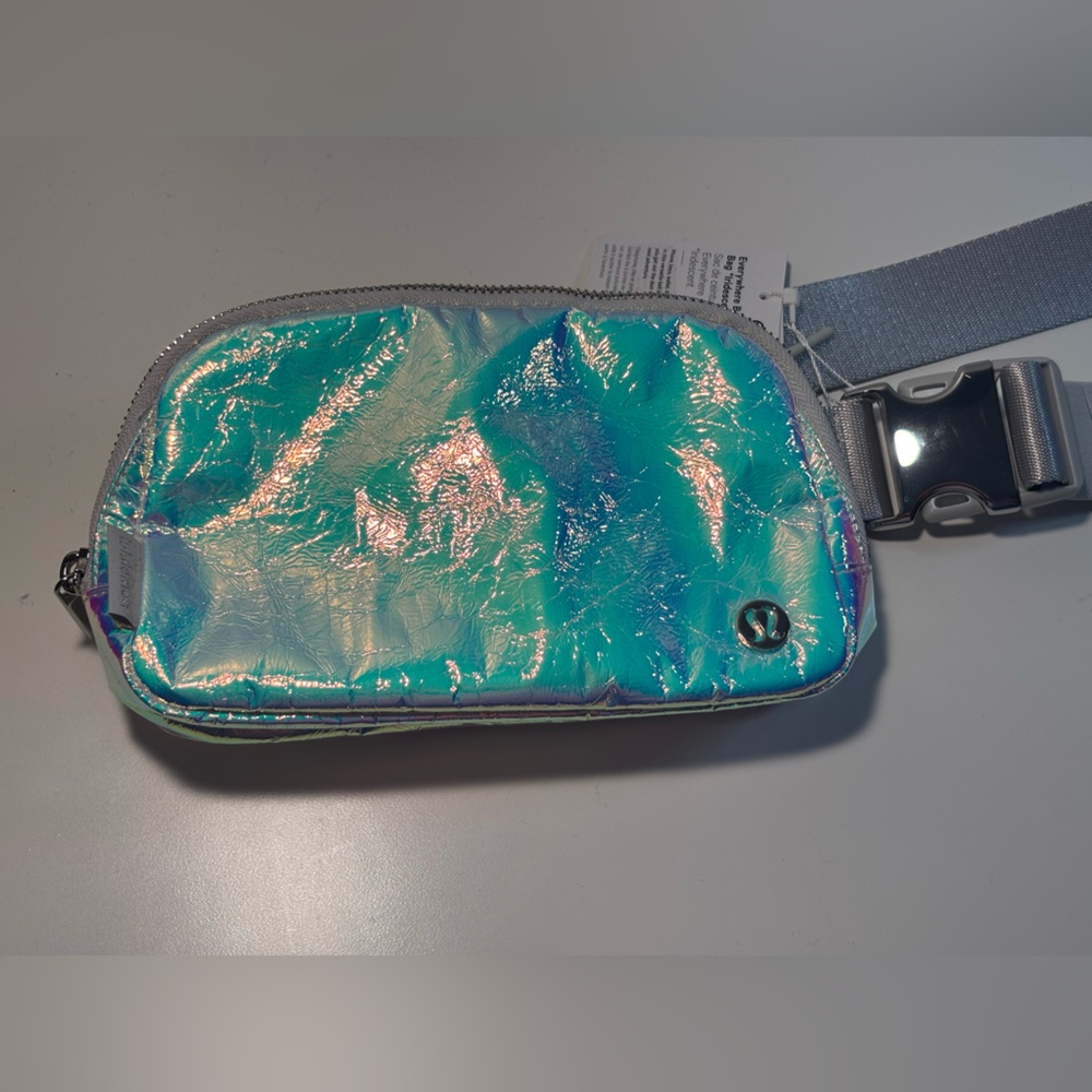 Lululemon Everywhere Belt Bag 1L
Iridescent